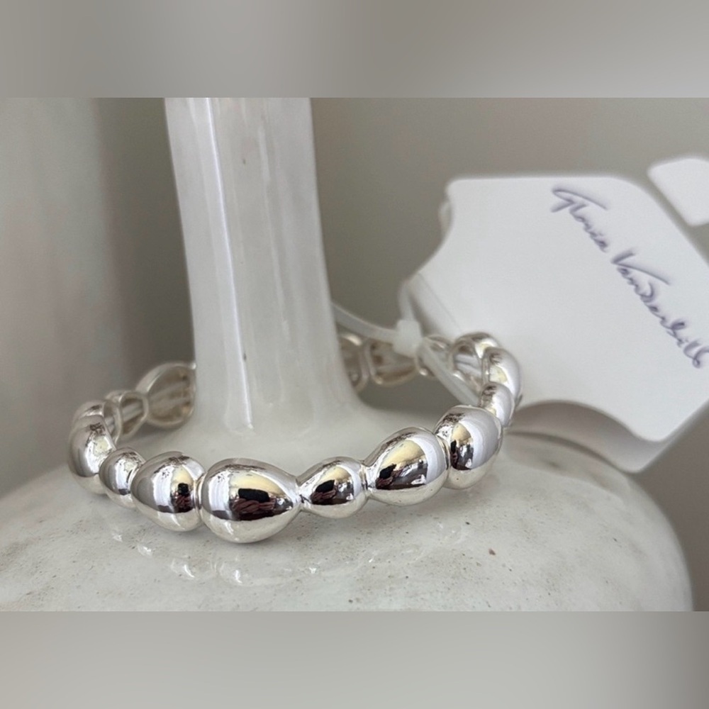Gloria Vanderbilt Shiny Teardeop Silvertone 8” stretch bracelet
